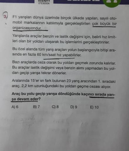 07E90504
F1 yarışları dünya üzerinde birçok ülkede yapılan, sayılı oto-
mobil markalarının katılımıyla gerçekleştirilen çok büyük bir
organizasyondur.
Yarışlarda araçlar benzin ve lastik değişimi için, belirli hız limit-
leri olan bir yoldan ulaşarak bu iş