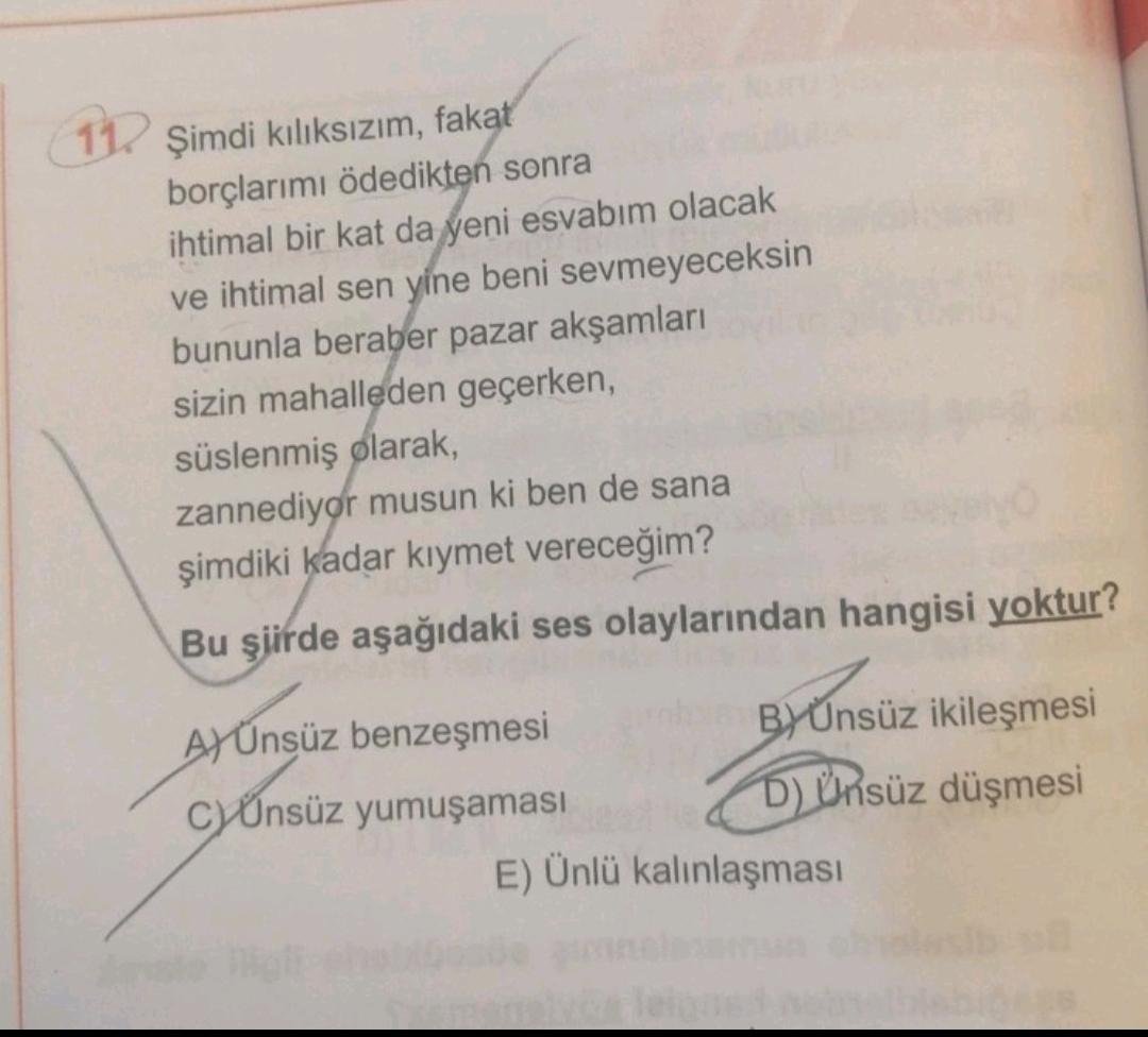 112
Şimdi kılıksızım, fakat
borçlarımı ödedikten sonra
ihtimal bir kat da yeni esvabım olacak
ve ihtimal sen yine beni sevmeyeceksin
bununla beraber pazar akşamları
sizin mahalleden geçerken,
süslenmiş olarak,
zannediyor musun ki ben de sana
şimdiki kadar