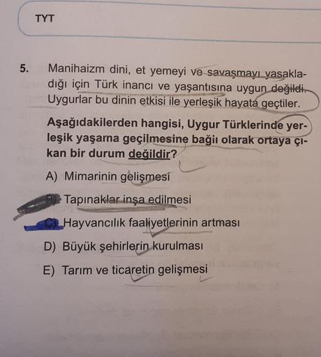 TYT
5.
Manihaizm dini, et yemeyi ve savaşmayı yasakla-
dığı için Türk inancı ve yaşantısına uygun değildi.
Uygurlar bu dinin etkisi ile yerleşik hayata geçtiler.
Aşağıdakilerden hangisi, Uygur Türklerinde yer-
leşik yaşama geçilmesine bağlı olarak ortaya ç
