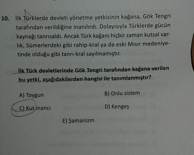 10.
ilk Türklerde devleti yönetme yetkisinin kağana, Gök Tengri
tarafından verildiğine inanılırdı. Dolayısıyla Türklerde gücün
kaynağı tanrısaldı. Ancak Türk kağanı hiçbir zaman kutsal var-
lik, Sümerlerdeki gibi rahip-kral ya da eski Mısır medeniye-
tinde