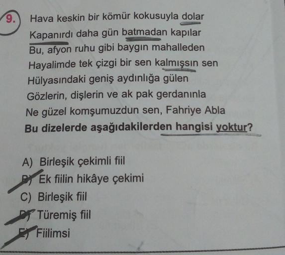 9.
Hava keskin bir kömür kokusuyla dolar
Kapanırdı daha gün batmadan kapılar
Bu, afyon ruhu gibi baygın mahalleden
Hayalimde tek çizgi bir sen kalmışsın sen
Hülyasındaki geniş aydınlığa gülen
Gözlerin, dişlerin ve ak pak gerdanınla
Ne güzel komşumuzdun sen