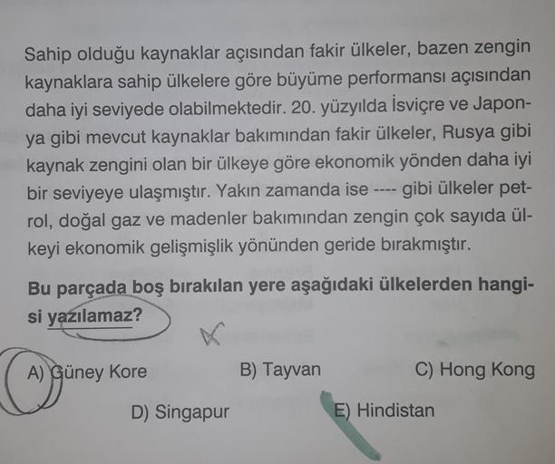 Sahip olduğu kaynaklar açısından fakir ülkeler, bazen zengin
kaynaklara sahip ülkelere göre büyüme performansı açısından
daha iyi seviyede olabilmektedir. 20. yüzyılda İsviçre ve Japon-
ya gibi mevcut kaynaklar bakımından fakir ülkeler, Rusya gibi
kaynak z