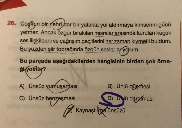 26. Coşkun bir nehri dar bir yatakta yol aldırmaya kimsenin gücü
yetmez. Ancak özgür bırakılan misralar arasında kurulan küçük
ses ilişkilerini ve çağrışım geçitlerini her zaman kıymetli buldum.
Bu yüzden şiir toprağında özgün sesler anyorum.
Bu parçada aş