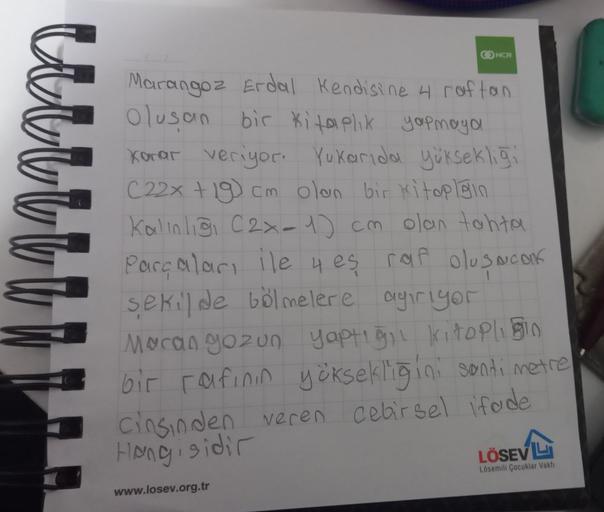 ONCR
unul
Marangoz Erdal Kendisine 4 raftan
Olusan bir kitaplık yapmaya
Korar veriyor. Yukarida yüksekliği
C22x + 19cm olan bir kitaplain
Kalinligi C2x=1) cm olan tahta
Parçaları ile 4 es rap olusacak
sekilde bölmelere agiriyor
Maran gozun yaptigil kitopli