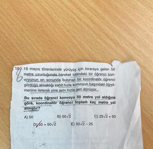 19 mayıs törenlerinde yürüyüş için biraraya gelen 50
metre uzunluğunda hareket hâlindeki bir öğrenci kon-
voyunun en sonunda bulunan bir koordinatör öğrenci
gördüğü aksaklığı sabit hızla konvoyun başındaki öğret-
menine ileterek yine aynı hızla geri dönüyo