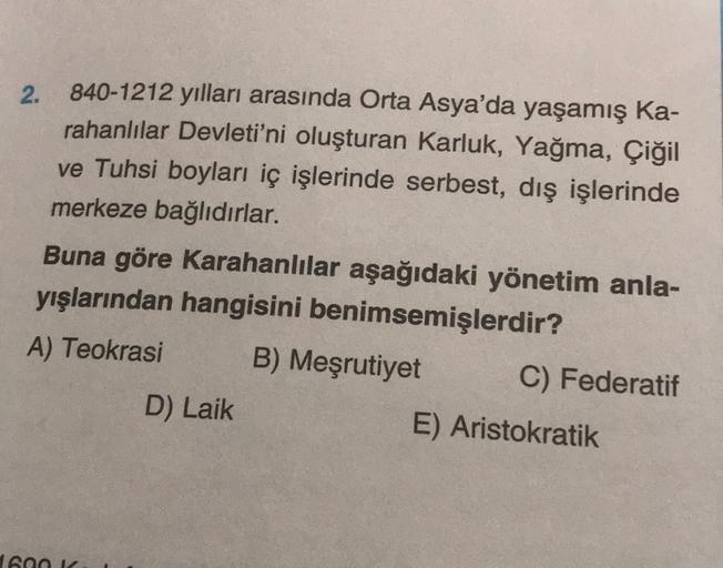 2. 840-1212 yılları arasında Orta Asya'da yaşamış ka-
rahanlılar Devleti'ni oluşturan Karluk, Yağma, Çiğil
ve Tuhsi boyları iç işlerinde serbest, dış işlerinde
merkeze bağlıdırlar.
Buna göre Karahanlılar aşağıdaki yönetim anla-
yışlarından hangisini benims