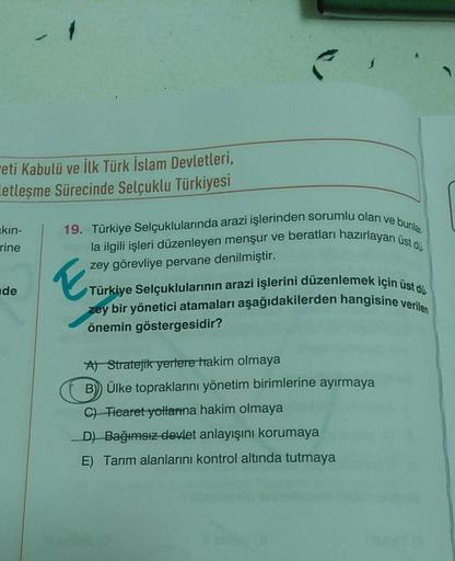 Türkiye Selçuklularında arazi işlerinden sorumlu olan ve bunlarla ilgili işleri düzenleyen menşur ve beratları hazırlayan üst düzey görevliye pervane denilmiştir.
Türkiye Selçuklularının arazi işlerini düzenlemek için üst düzey bir yönetici atamalar
