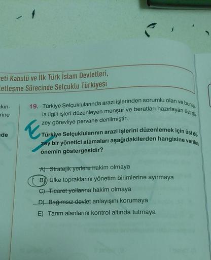 Türkiye Selçuklularında arazi işlerinden sorumlu olan ve bunlarla ilgili işleri düzenleyen menşur ve beratları hazırlayan üst düzey görevliye pervane denilmiştir. 
Türkiye Selçuklularının arazi işlerini düzenlemek için üst düzey bir yönetici atamalar