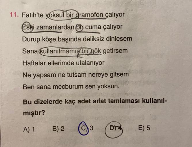 11. Fatih'te yoksul bir gramofon çalıyor
Eski zamanlardan bir cuma çalıyor
Durup köşe başında deliksiz dinlesem
Sana kullanılmamış bir gök getirsem
Haftalar ellerimde ufalanıyor
Ne yapsam ne tutsam nereye gitsem
Ben sana mecburum sen yoksun.
Bu dizelerde k