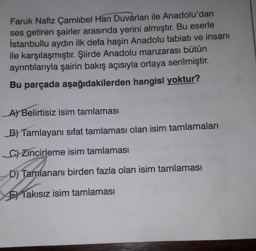 Faruk Nafiz Çamlıbel Han Duvarları ile Anadolu'dan
ses getiren şairler arasında yerini almıştır. Bu eserle
İstanbullu aydın ilk defa haşin Anadolu tabiatı ve insanı
ile karşılaşmıştır. Şiirde Anadolu manzarası bütün
ayrıntılarıyla şairin bakış açısıyla ort