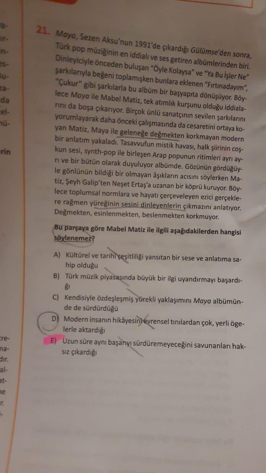 da
cel-
21. Maya, Sezen Aksu'nun 1991'de çıkardığı Gülümse'den sonra,
Türk pop müziğinin en iddialı ve ses getiren albümlerinden biri.
Dinleyiciyle önceden buluşan "Öyle Kolaysa" ve "Ya Bu işler Ne"
şarkılarıyla beğeni toplamışken bunlara eklenen "Firtinad