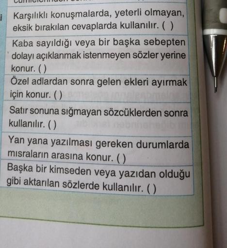 i Karşılıklı konuşmalarda, yeterli olmayan,
eksik bırakılan cevaplarda kullanılır. ( )
Kaba sayıldığı veya bir başka sebepten
dolayı açıklanmak istenmeyen sözler yerine
konur. ()
Özel adlardan sonra gelen ekleri ayırmak
için konur.
Satir sonuna sığmayan sö