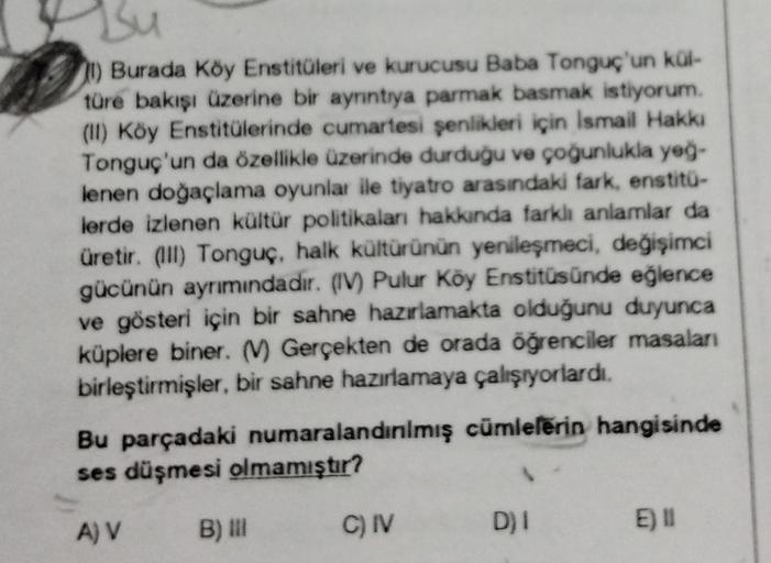 11
) Burada Köy Enstitüleri ve kurucusu Baba Tonguç'un kul-
türe bakışı üzerine bir ayrıntıya parmak basmak istiyorum.
(II) Köy Enstitülerinde cumartesi şenlikleri için Ismail Hakkı
Tonguç'un da özellikle üzerinde durduğu ve çoğunlukla yeg-
lenen doğaçlama
