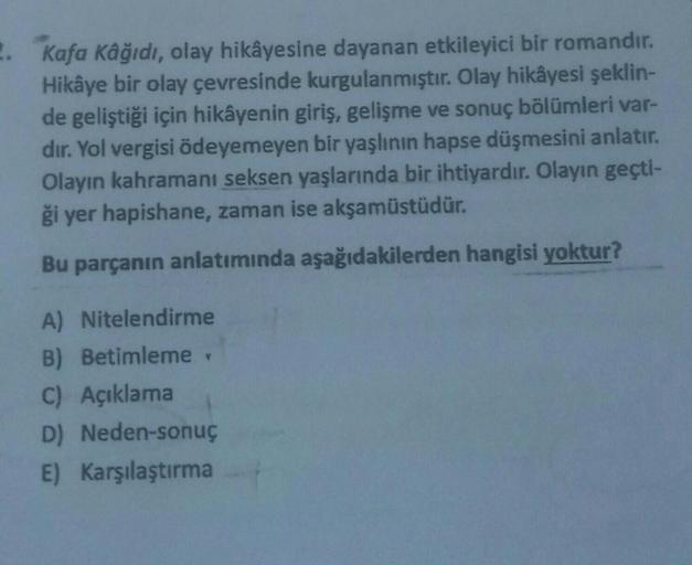 2. Kafa Kâğıdı, olay hikâyesine dayanan etkileyici bir romandır.
Hikâye bir olay çevresinde kurgulanmıştır. Olay hikâyesi şeklin-
de geliştiği için hikâyenin giriş, gelişme ve sonuç bölümleri var-
dir. Yol vergisi ödeyemeyen bir yaşlının hapse düşmesini an