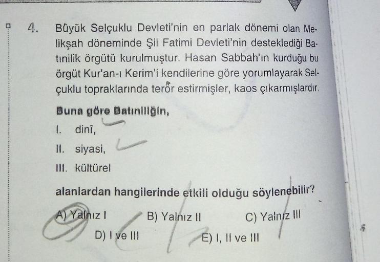 Büyük Selçuklu Devleti'nin en parlak dönemi olan Me-
likşah döneminde Şii Fatimi Devleti'nin desteklediği Ba-
tinilik örgütü kurulmuştur. Hasan Sabbah'ın kurduğu bu
örgüt Kur'an-ı Kerim'i kendilerine göre yorumlayarak Sel-
çuklu topraklarında terör estirmi