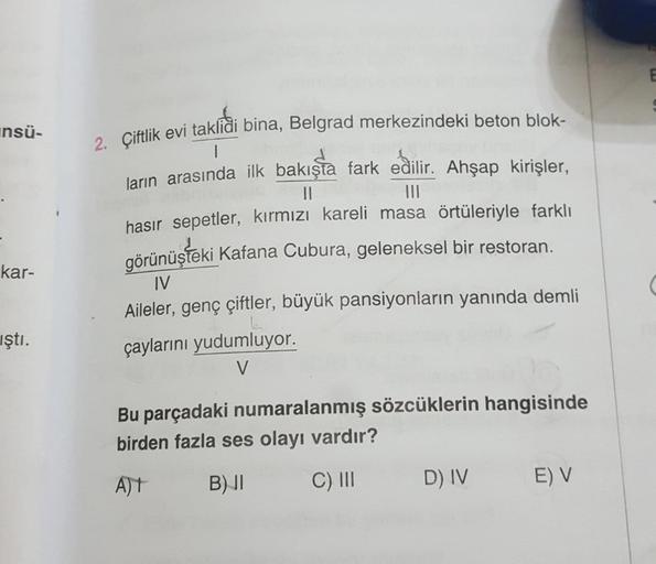 E
insü-
2. Çiftlik evi taklidi bina, Belgrad merkezindeki beton blok-
1
d
ların arasında ilk bakışta fark edilir. Ahşap kirişler,
II
TIL
hasır sepetler, kırmızı kareli masa örtüleriyle farklı
görünüşteki Kafana Cubura, geleneksel bir restoran.
I
Aileler, g