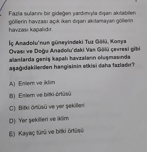 Fazla sularını bir gideğen yardımıyla dışarı akıtabilen
göllerin havzası açık iken dışarı akıtamayan göllerin
havzası kapalıdır.
İç Anadolu'nun güneyindeki Tuz Gölü, Konya
Ovası ve Doğu Anadolu'daki Van Gölü çevresi gibi
alanlarda geniş kapalı havzaların o