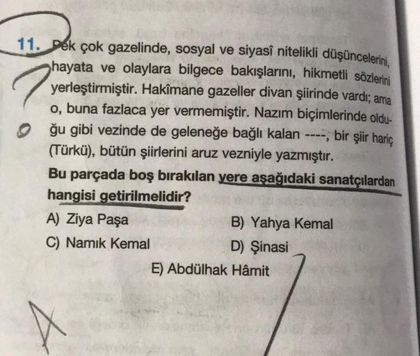 7
11. pek çok gazelinde, sosyal ve siyasî nitelikli düşüncelerini
,
hayata ve olaylara bilgece bakışlarını, hikmetli sözlerini
yerleştirmiştir. Hakîmane gazeller divan şiirinde vardı; ama
o, buna fazlaca yer vermemiştir. Nazım biçimlerinde oldu-
Oğu gibi v