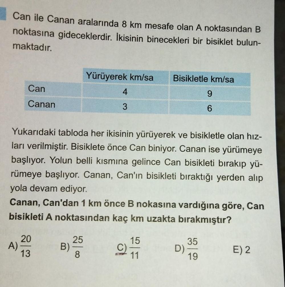 karanlık ışıkta sevişerek genç çift