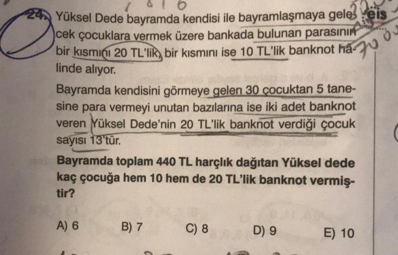 O
66
Yüksel Dede bayramda kendisi ile bayramlaşmaya gele eis
cek çocuklara vermek üzere bankada bulunan
parasını
bir kısmını 20 TL'lik, bir kısmını ise 10 TL'lik banknot haw
linde alıyor.
Bayramda kendisini görmeye gelen 30 çocuktan 5 tane-
sine para verme