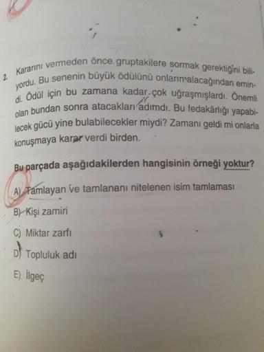 2.
Kararını vermeden önce.gruptakilere sormak gerektiğini bili-
yordu. Bu senenin büyük ödülünü onların alacağından emin-
di. Odül için bu zamana kadar çok uğraşmışlardı. Önemli
olan bundan sonra atacakları adımdı. Bu fedakârlığı yapabi-
lecek gücü yine bu