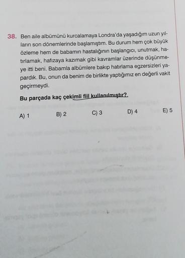 38. Ben aile albümünü kurcalamaya Londra'da yaşadığım uzun yıl-
ların son dönemlerinde başlamıştım. Bu durum hem çok büyük
özleme hem de babamın hastalığının başlangıcı, unutmak, ha-
tırlamak, hafızaya kazımak gibi kavramlar üzerinde düşünme-
ye itti beni.