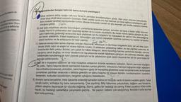 Rókint. Dişündüklerini dü-
$taxagini zannetmiyorum.
Sain eskolayim deme. Onun
se boje srig hiç de akıllıca bir
dedi u rudman doğru olmaz.
Asağıdakilerden hangisi farklı bir bakış açısıyla yazılmıştır?
Nihat sözlerini bitirip ayağa kalkınca Ömer'in yerinden kimildamadığını gördü. Elini onun omzuna dokundurdu,
Niher biraz irkildi fakat vaziyetini bozmadı. Öteki,
acaba uyudu mu diye bakmak için biraz eğilince arkadaşının,
göz-
lerini mukabil taraftaki kanepelerden birine dikerek fevkalade meraklı bir şey seyreder gibi etrafla alakasını kesmiş
olduğunu gördü. ilahi
B) Adli tipta müşahede altında bulunduğum zamanlarda tedavime çalışan sonraları da bana o kadar iyiliği dokunan
Doktor Ramiz'in psikanalize dair neşrettiği etütleri de bu arada sayabilirim. Bu kadar mühim işlerle uğraşan bu âlim
zatin hakkımda gösterdiği teveccühe layık olabilmek için bu kitapların ve makalelerin bir satırını bile atlamadığıma
sizi temin edebilirim. Fakat başlangıcını bilmediğim çok mühim meseleler üzerinde yazılmış bu eserler ne benim
edebî zevkime ne de anlayışıma bir tesir yaptılar.
C) Sakarya savaşından sonra düşman orduları Haymana, Mihalıççık ve Sivrihisar bölgelerini bize; yer yer ateş yığın-
larıyla örtülü issiz ve engin bir virane hâlinde biraktı. O afetlerden artakalmış halkın, bu taş yığınları arasında, ilk
insanlardan farkı yoktur. Bunlar, yarı çıplak bir hâlde dolaşıyor; alevin kararttığı harman yerlerinde toprağa, çamura
karışmış yanık buğday ve mısır tanelerini iki taş arasında ezerek öğütmeye çalışıyor; adı bilinmez otlardan, ağaç
köklerinden kendilerine bir nevi yiyecek çıkarıyor ve bir yabancının ayak sesini duyunca her biri bir yana kaçıp bir
kovuğa saklanıyordu. 3
D) Ben de o muayene odasının ve nice muayene odalarının önünde senelerce bekledim. Benim yanımda büyüğüm
de yoktu. Yalnız başıma demir parmaklıklı kapıdan içeriye girerdim, dokuzuncu hariciye koğuşuna doğru ağaçların
bile sıhhatine imrenerek yürürdüm, camlı kapıların garip bir beyazlıkla gözlerime vuran ve içimde korku ile karışarak
yuvarlanan parıltıları arasında o dehlize girerdim ve yalnız başıma bir köşeye ilişirdim, kimildamazdım, susardım,
beklerdim, korkudan büzülürdüm, rengimin uçtuğunu hissederdim.
E) Annemi bana benzetirler. Hele babamla evlendiği seneden kalma bir fotoğrafı vardır ki benim modelim gibidir. Fakat
zavallı kadın, sıhhatçe hiç bana benzememiş. Çok zayıfmış. Bitip tükenmez yolculuklara, dağların sert havasına,
çöllerin ateşine dayanacak bir vücutta değilmiş. Sonra, galiba bir hastalığı da varmış. Fakat zavallının bütün evlilik
hayatı, bu hastalığı saklamaya çalışmakla geçmiş... Ne yapsın, babamı çok seviyormuş. Kendisini zorla ayırırlar
diye korkuyormuş...
saxopile tayin ediyor
pot ve uyandırıyordu.