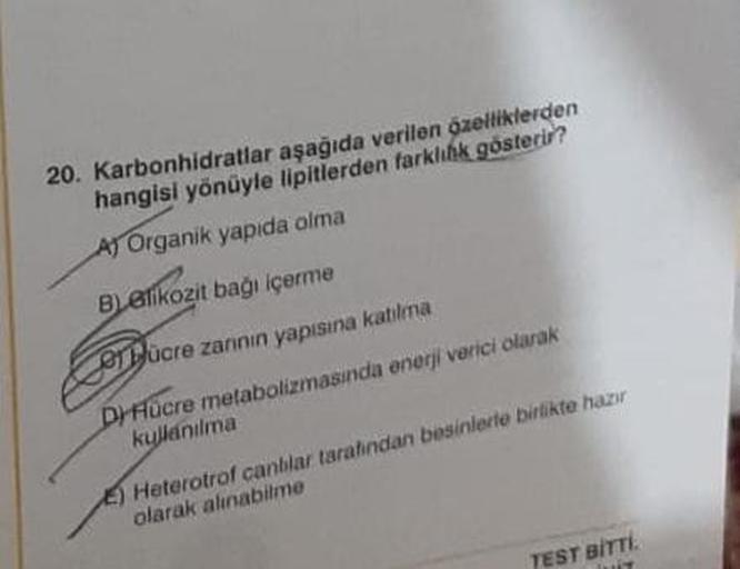 20. Karbonhidratlar aşağıda verilen özelliklerden
hangisi yönüyle lipitlerden farklak gösterir?
Aj Organik yapıda olma
B) erikozit bağı içerme
Bücre zannın yapısına katılma
Diflucre metabolizmasında enerji verici olarak
kullanılma
Heterotrof canlar tarahnd