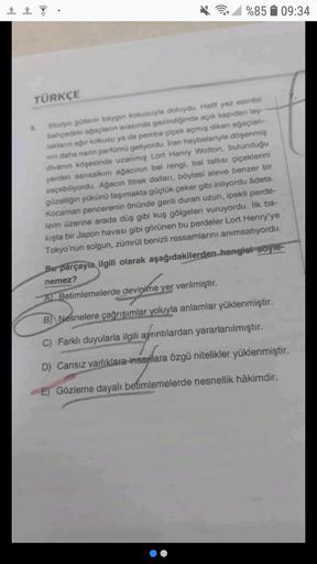 1 17.
%85 # 09:34
TÜRKÇE
5.
Stüdyo güllerin baygın kokusuyla doluydu. Hafif yaz esintisi
bahçedeki ağaçların arasında gezindiğinde açık kapıdan ley-
lakların ağır kokusu ya da pembe çiçek açmış diken ağaçlan-
nin daha narin parfümü geliyordu. Iran heybeler