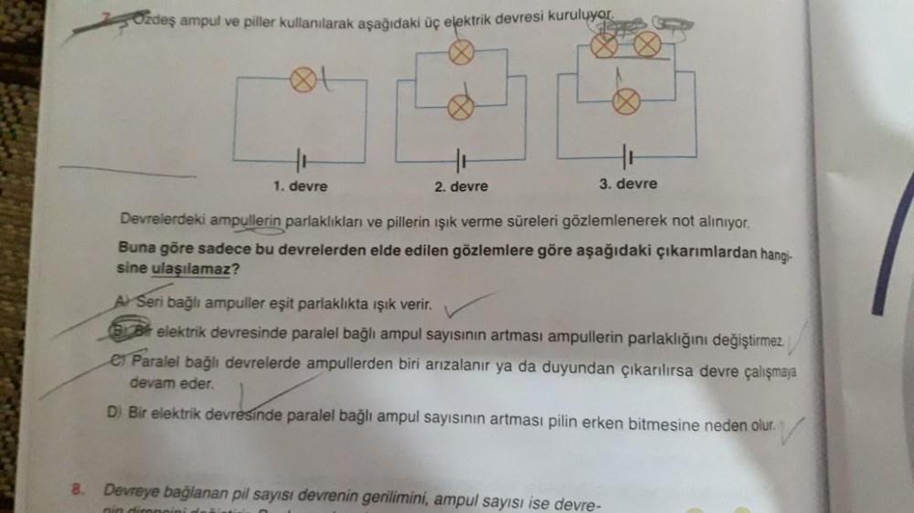 Ozdeş ampul ve piller kullanılarak aşağıdaki üç elektrik devresi kuruluyor.
3. devre
1. devre
2. devre
Devrelerdeki ampullerin parlaklıkları ve pillerin ışık verme süreleri gözlemlenerek not alınıyor.
Buna göre sadece bu devrelerden elde edilen gözlemlere