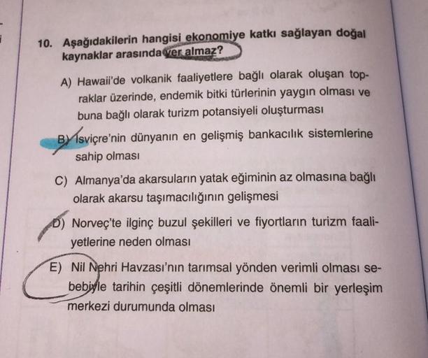 10. Aşağıdakilerin hangisi ekonomiye katkı sağlayan doğal
kaynaklar arasında yer almaz?
A) Hawaii'de volkanik faaliyetlere bağlı olarak oluşan top-
raklar üzerinde, endemik bitki türlerinin yaygın olması ve
buna bağlı olarak turizm potansiyeli oluşturması
