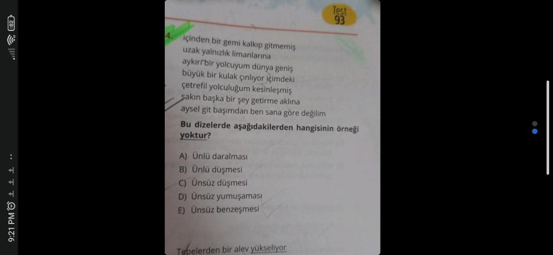 CO
9:21 PM ± ± ± ..
4. içinden bir gemi kalkıp gitmemiş
uzak yalnızlık limanlarına
aykır bir yolcuyum dünya geniş
büyük bir kulak çınlıyor içimdeki
çetrefil yolculuğum kesinleşmiş
sakın başka bir şey getirme aklına
aysel git başımdan ben sana göre değilim
