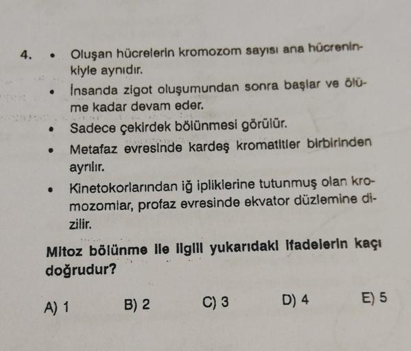 4. Oluşan hücrelerin kromozom sayısı ana hücrenin-
kiyle aynıdır.
●
Insanda zigot oluşumundan sonra başlar ve ölü-
me kadar devam eder.
Sadece çekirdek bölünmesi görülür.
Metafaz evresinde kardeş kromatitler birbirinden
ayrılır.
Kinetokorlarından iğ iplikl