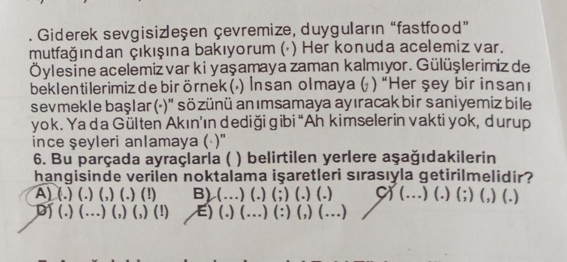 Giderek sevgisizleşen çevremize, duyguların "fastfood"
mutfağından çıkışına bakıyorum (-) Her konuda acelemiz var.
Öylesine acelemiz var ki yaşamaya zaman kalmıyor. Gülüşlerimiz de
beklentilerimiz de bir örnek () Insan olmaya () "Her şey bir insanı
sevmekl