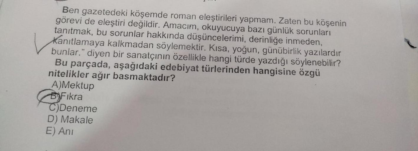 Ben gazetedeki köşemde roman eleştirileri yapmam. Zaten bu köşenin
görevi de eleştiri değildir. Amacım, okuyucuya bazı günlük sorunları
tanıtmak, bu sorunlar hakkında düşüncelerimi, derinliğe inmeden,
Kanıtlamaya kalkmadan söylemektir. Kısa, yoğun, günübir