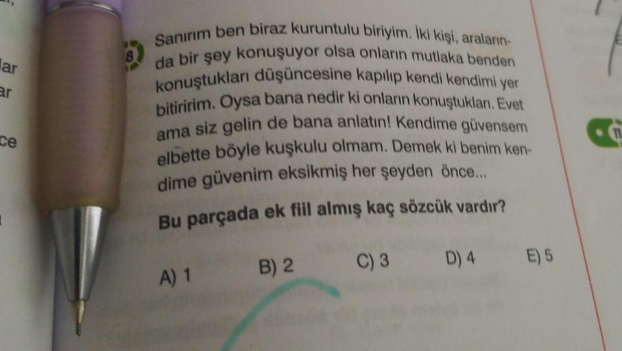 lar
ar
ce
8
Sanırım ben biraz kuruntulu biriyim. İki kişi, araların-
da bir şey konuşuyor olsa onların mutlaka benden
konuştukları düşüncesine kapılıp kendi kendimi yer
bitiririm. Oysa bana nedir ki onların konuştukları. Evet
ama siz gelin de bana anlatın!