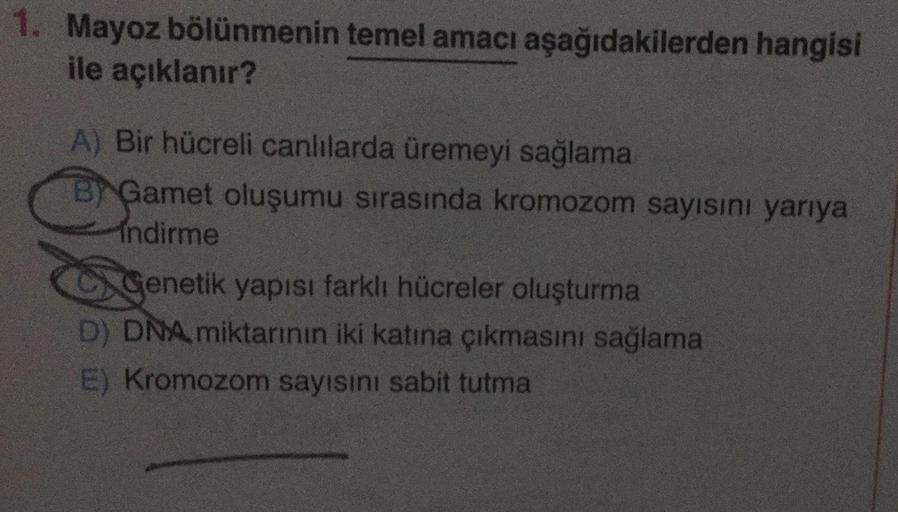 1. Mayoz bölünmenin temel amacı aşağıdakilerden hangisi
ile açıklanır?
A) Bir hücreli canlılarda üremeyi sağlama
BYGamet oluşumu sırasında kromozom sayısını yarıya
Indirme
Genetik yapısı farklı hücreler oluşturma
D) DNA miktarının iki katına çıkmasını sağl