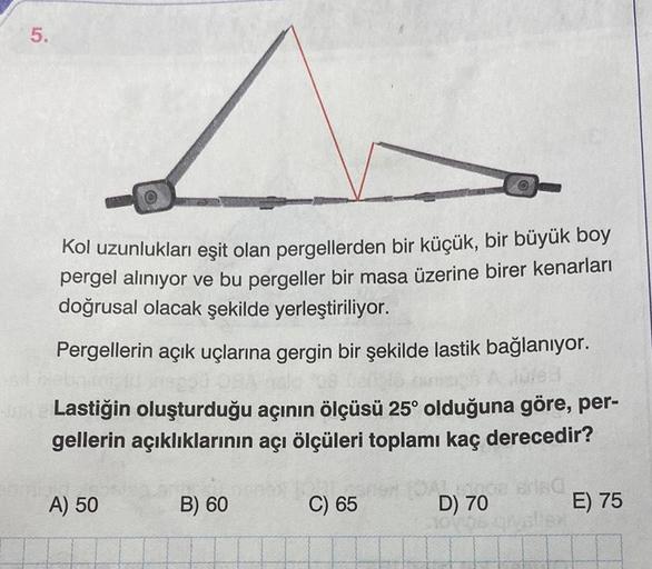 5.
Kol uzunlukları eşit olan pergellerden bir küçük, bir büyük boy
pergel alınıyor ve bu pergeller bir masa üzerine birer kenarları
doğrusal olacak şekilde yerleştiriliyor.
Pergellerin açık uçlarına gergin bir şekilde lastik bağlanıyor.
Lastiğin oluşturduğ