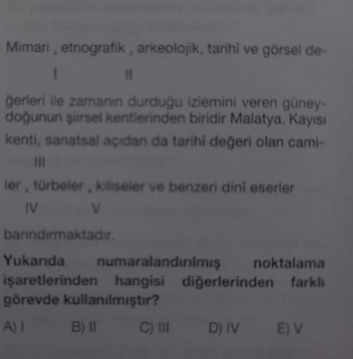 Mimari, etnografik, arkeolojik, tarihi ve görsel de-
1
ğerleri ile zamanın durduğu izlemini veren güney-
doğunun şiirsel kentlerinden biridir Malatya. Kayısı
kenti, sanatsal açıdan da tarihi değeri olan cami-
|||
11
ler, türbeler, kiliseler ve benzeri dini