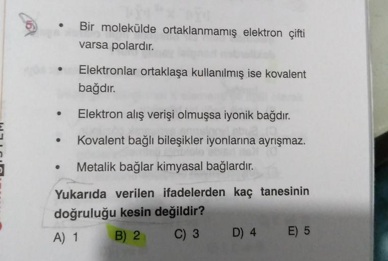 Bir molekülde ortaklanmamış elektron çifti
varsa polardır.
●
Elektronlar ortaklaşa kullanılmış ise kovalent
bağdır.
• Elektron alış verişi olmuşsa iyonik bağdır.
Kovalent bağlı bileşikler iyonlarına ayrışmaz.
Metalik bağlar kimyasal bağlardır.
Yukarıda ver