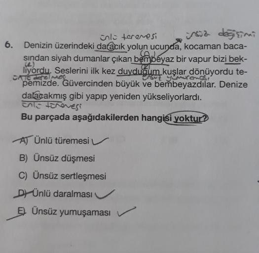 ünlü teremesi
insiz değişimi
Denizin üzerindeki daracık yolun ucunda, kocaman baca-
sından siyah dumanlar çıkan bembeyaz bir vapur bizi bek-
liyordu. Seslerini ilk kez duyduğum kuşlar dönüyordu te-
CATE derol Mos
pemizde. Güvercinden büyük ve bembeyazdılar