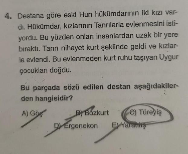 4. Destana göre eski Hun hükümdarının iki kızı var-
dı. Hükümdar, kızlarının Tanrılarla evlenmesini isti-
yordu. Bu yüzden onları insanlardan uzak bir yere
bıraktı. Tanrı nihayet kurt şeklinde geldi ve kızlar-
la evlendi. Bu evlenmeden kurt ruhu taşıyan Uy