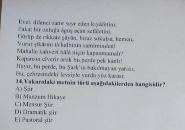 Evet, dilenci sanır seyr eden kıyafetini;
Fakat bir onluğa âgûş açan sefaletini,
Görüp de rikkate şâyân, biraz sokulsa, hemen,
Vurur şikârını tá kalbinin samiminden!
Mahalle kahvesi hâlâ niçin kapanmamalı?
Kapansin elverir artık bu perde pek kanlı!
Hayır, 