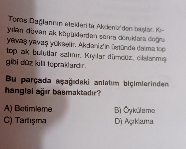 Toros Dağlarının etekleri ta Akdeniz'den başlar. Kı-
yıları döven ak köpüklerden sonra doruklara doğru
yavaş yavaş yükselir. Akdeniz'in üstünde daima top
top ak bulutlar salınır. Kıyılar dümdüz, cilalanmış
gibi düz killi topraklardır.
Bu parçada aşağıdaki