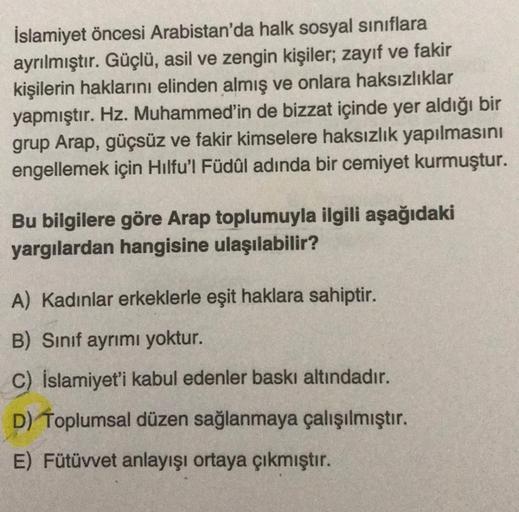 İslamiyet öncesi Arabistan'da halk sosyal sınıflara
ayrılmıştır. Güçlü, asil ve zengin kişiler; zayıf ve fakir
kişilerin haklarını elinden almış ve onlara haksızlıklar
yapmıştır. Hz. Muhammed'in de bizzat içinde yer aldığı bir
grup Arap, güçsüz ve fakir ki