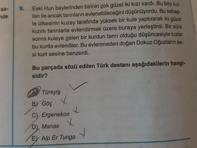 sa-
nde
9.
Eski Hun beylerinden birinin çok güzel iki kızı vardı. Bu bey kız-
ları ile ancak tanrıların evlenebileceğini düşünüyordu. Bu sebep-
le ülkesinin kuzey tarafında yüksek bir kule yaptırarak iki güzel
kızını tanrılarla evlendirmek üzere buraya yer