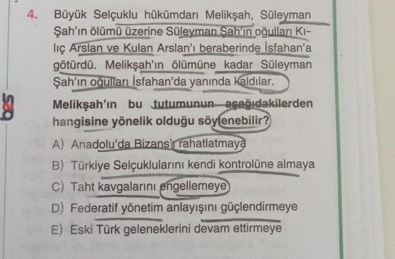 4. Büyük Selçuklu hükümdarı Melikşah, Süleyman
Şah'ın ölümü üzerine Süleyman Sah'ın oğulları Kı-
liç Arslan ve Kulan Arslan'ı beraberinde İsfahan'a
götürdü. Melikşah'ın ölümüne kadar Süleyman
Şah'ın oğulları İsfahan'da yanında Kaldılar.
Melikşah'ın bu tutu