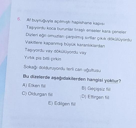 6. Af buyruğuyla açılmıştı hapishane kapısı
Taşıyordu koca burunlar tıraşlı enseler kara çeneler
Dizleri eğri omuzları çarpılmış sırtlar çıkık dökülüyordu
Vakitlere kapanmış büyük karanlıklardan
Taşıyordu vay dökülüyordu vay
Yırtık pis bitli çirkin
Sokağı 