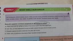 7.
8.
ÜNİTE 7
as me
Jeu njug bese corsed
40 72
BECERİ TEMELLİ ORJİN SORULAR
Zarf tamlayıcısı; yüklemi zaman, durum, miktar, yer-yön ve soru yönünden sınırlandırıp yükleme sorulan "ne zaman,
nasıl, ne kadar, nereye, niye, neden, ne şekilde, ne ile, kim ile?" sorularına cevap veren ögedir.
Buna göre aşağıdaki cümlelerin hangisinde bir zarf tamlayıcısı yoktur?
A) Geçen sene tatil için gittiğimiz Bodrum'da denizin keyfini dolu dolu yaşamıştık.
B) İpek Yolu, Çin'den başlayarak Avrupa'ya kadar uzanan dünyaca ünlü bir ticaret yoludur.
C) Bölgede yaşanan kuraklık nedeniyle ona yakın göl kurudu.
D) TEMA vakfı yıl içerisinde milyonlarca fidanı toprakla buluşturmaktadır.
Orhan Pamuk'un 2021 yılında çıkardığı "Veba Geceleri"