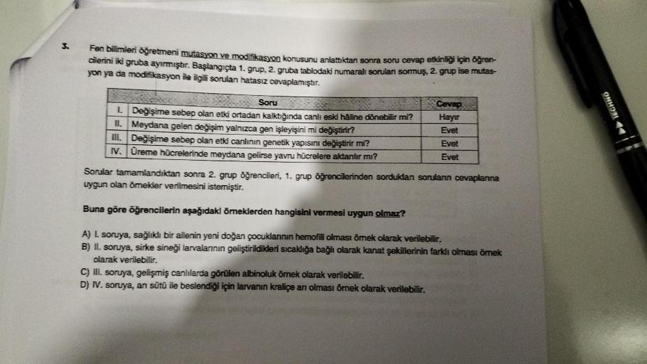 Fen bilimleri öğretmeni mutasyon ve modifikasyon konusunu anlattıktan sonra soru cevap etkinliği için öğren-
cilerini iki gruba ayırmıştır. Başlangıçta 1. grup, 2. gruba tablodaki numaralı sorulan sormuş, 2. grup ise mutas-
yon ya da modifikasyon ile ilgil